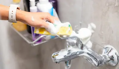 Kalkaanslag douche verwijderen