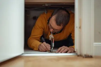 Lekkage in kruipruimte laten oplossen