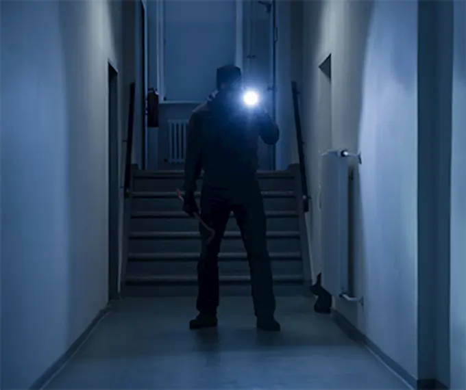 Inbrekers in huis met zaklamp