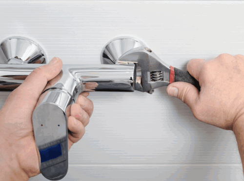 Laat vakkundig een kraan vervangen