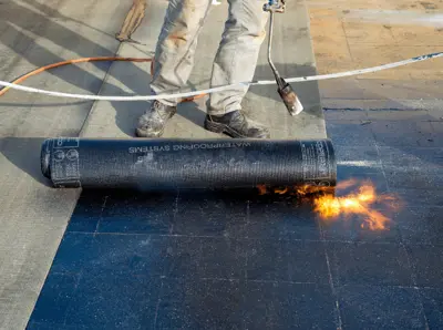 Bitumen dak laten repareren