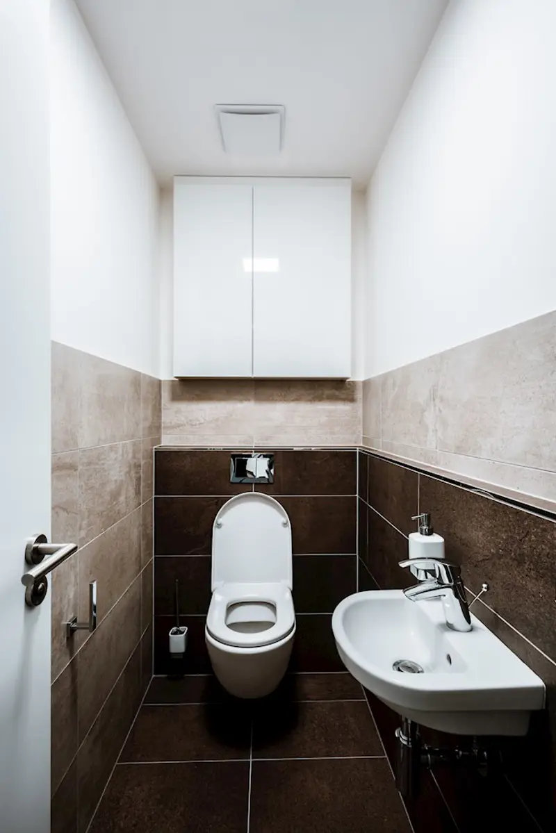 Toilet laten betegelen