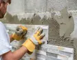 Hoeveel kost het om een wand te laten betegelen?