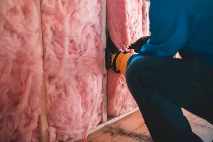 Woning isoleren roze isolatiemateriaal
