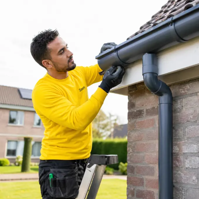 Hoe vaak moet je de dakgoot schoonmaken? Zo voorkom je lekkage