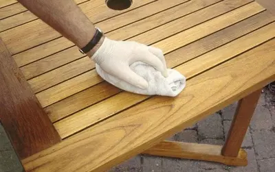 Houten tuinmeubelen schoonmaken